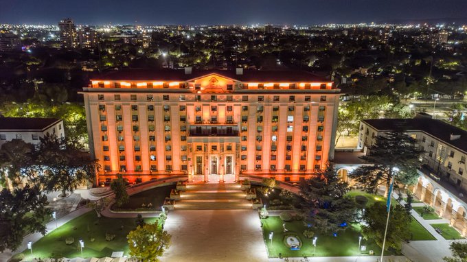 Edificio público iluminado con luces amarillas en conmemoración por el Día Mundial de las Víctimas del Tránsito.