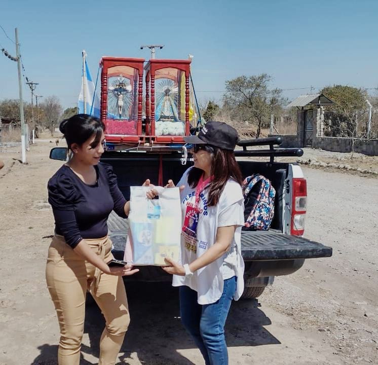 Una representante de la Agencia Provincial de Seguridad Vial entrega kits de seguridad en el marco de las festividades de los Santos Patronos del Señor y la Virgen del Milagro.