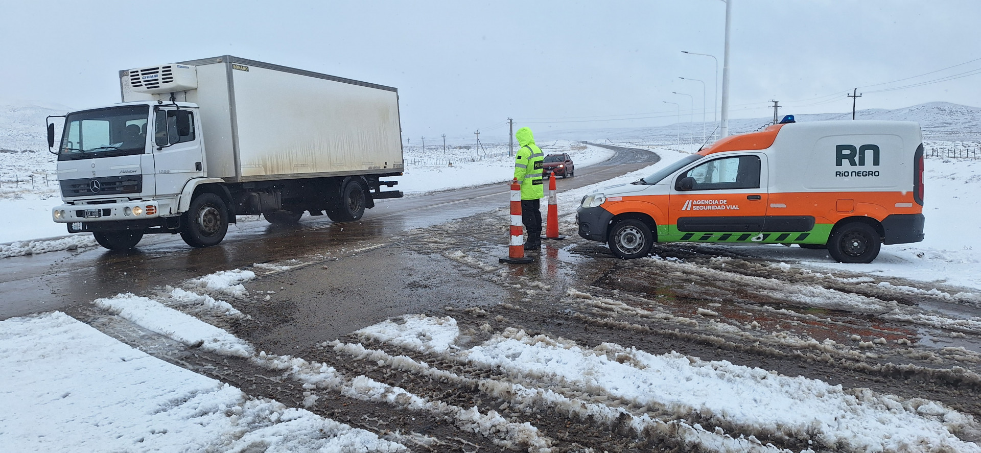 Personal de la Agencia Provincial de Seguridad Vial realiza trabajos de control vehicular, alcoholemia e identificación de personas en la ruta.