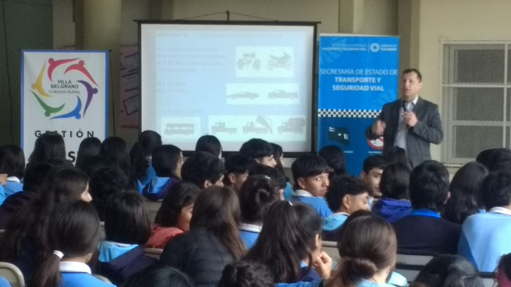 Alumnos de las escuelas de León Rougues y Villa Belgrano reciben un taller sobre normativa de tránsito y medidas preventivas, a cargo de un miembro de la Secretaría de Estado de Transporte y Seguridad Vial de Tucumán.