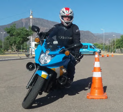 El instructor Marcelo Crespo Álvarez, utiliza una de las motocicletas de la Agencia Nacional de Seguridad Vial, en una de las pistas donde se realizan las capacitaciones.