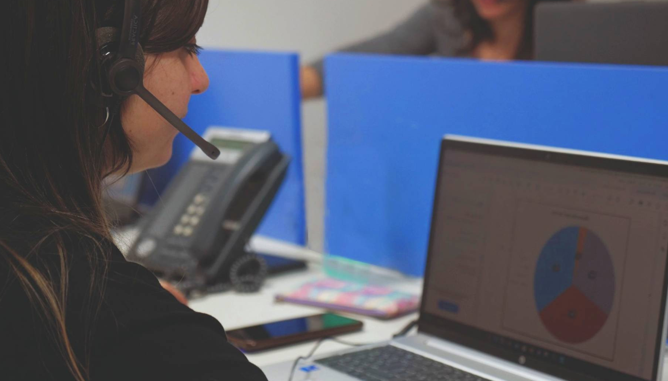 Una operadora de la línea 149 atiende un llamado en la oficina de Atención a las Víctimas y Familiares de Víctimas de Siniestros Viales.