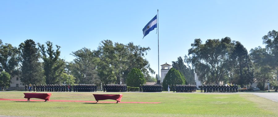 Formación de cadetes frente al palco de autoridades