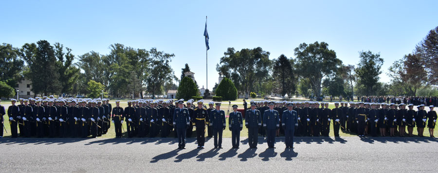 Autoridades de la Fuerza Aérea Argentina junto a cadetes de la Escuela de Aviación Militar