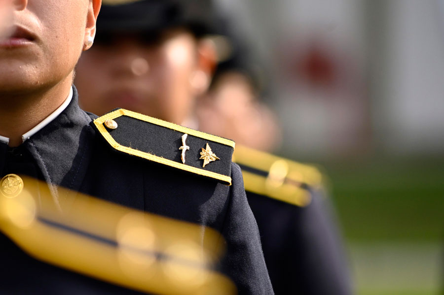 Entrega de uniformes a aspirantes