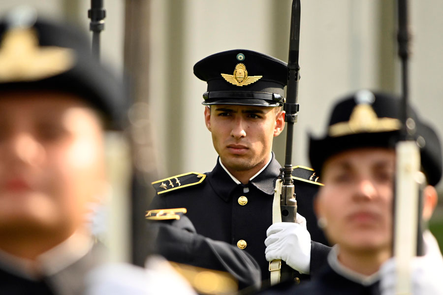 Entrega de uniformes a aspirantes