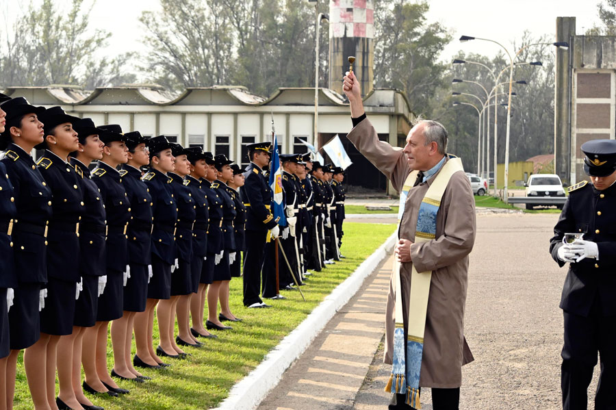 Entrega de uniformes a aspirantes