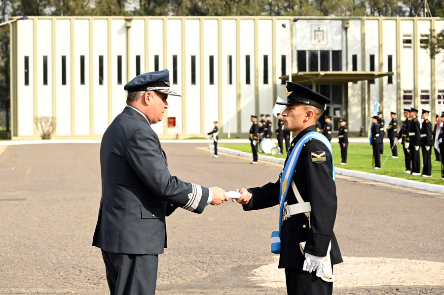 Entrega de uniformes a aspirantes