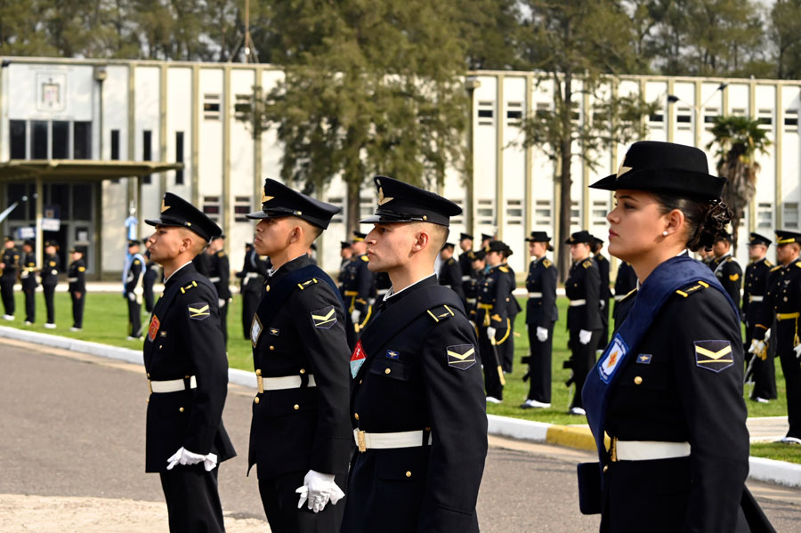 Entrega de uniformes a aspirantes