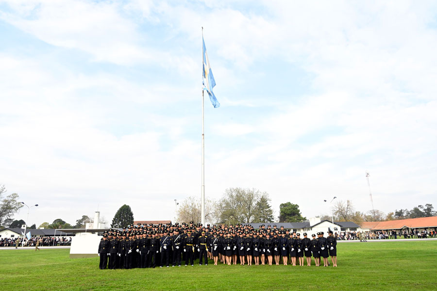 Entrega de uniformes a aspirantes