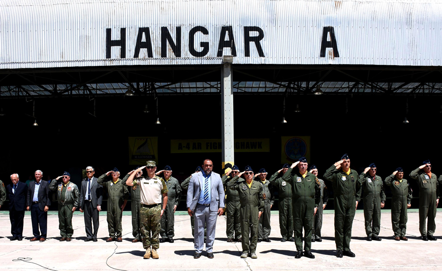 Autoridades presentes en el 25 aniversario de A4-AR Fightinghawk