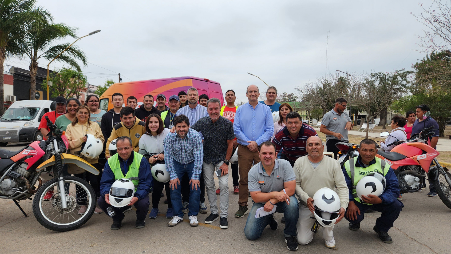 Personas que recibieron una capacitación en la Cínica de Conducción Segura de Motos posan junto a instructores y representantes de Seguridad Vial provincial