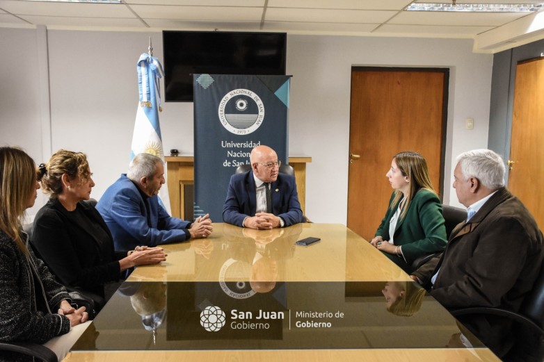 Representantes del Ministerio Público Fiscal, el Ministerio de Gobierno y autoridades de la Casa de Altos Estudios dialogan en la Universidad Nacional de San Juan. 