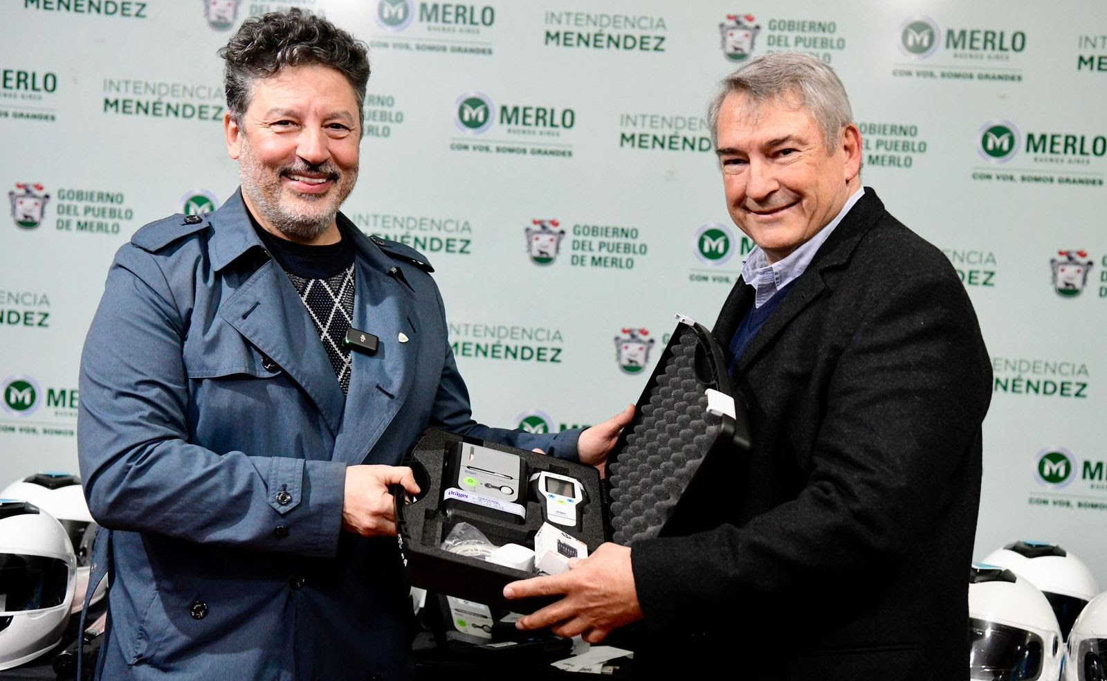 El intendente de Merlo, Gustavo Adolfo Menéndez, recibe un alcoholímetro de parte de Jorge D’Onofrio, Ministro de Transporte de la Provincia de Buenos Aires.