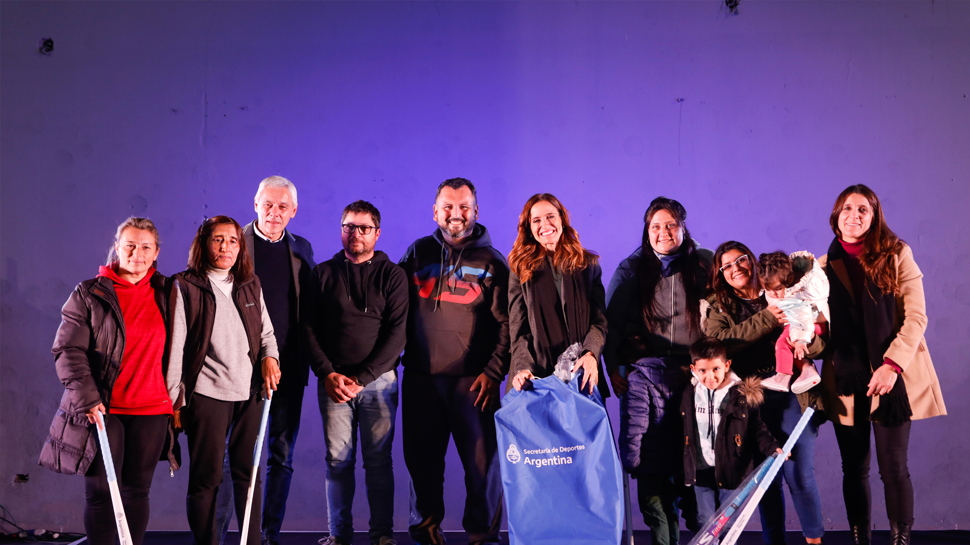 La ministra Victoria Tolosa Paz junto a funcionarios y jugadoras de hockey durante la entrega de kits deportivos.