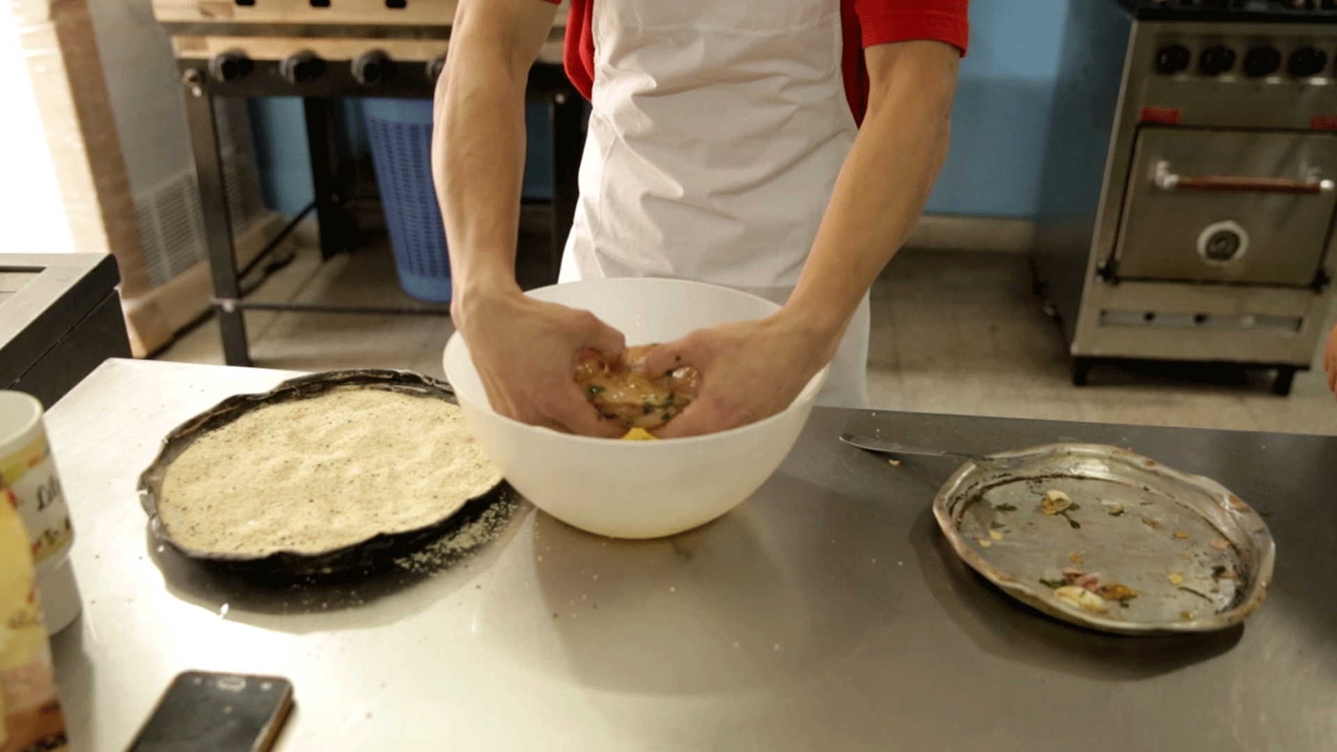 Uno de los titulares de Potenciar Trabajo realizando un plato especial. 