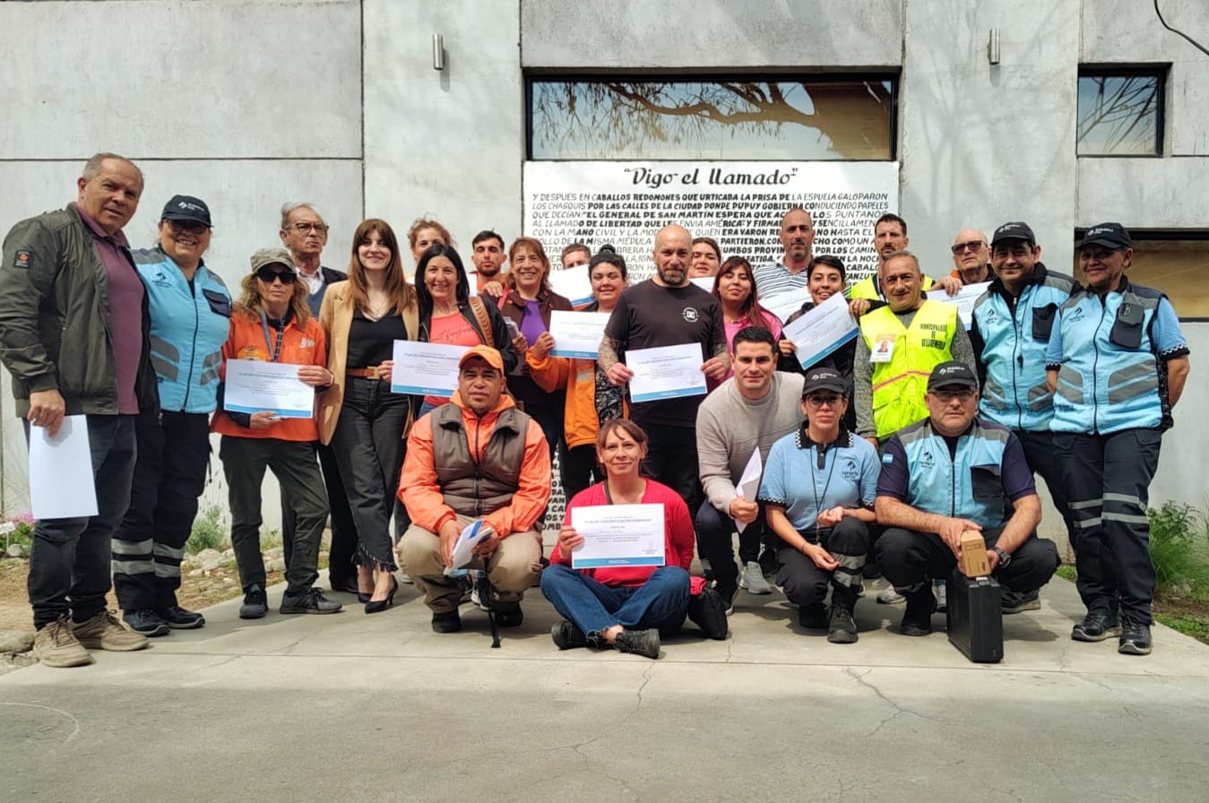 Agentes de tránsito municipal posan con sus certificados del Plan de Concientización Operativa.