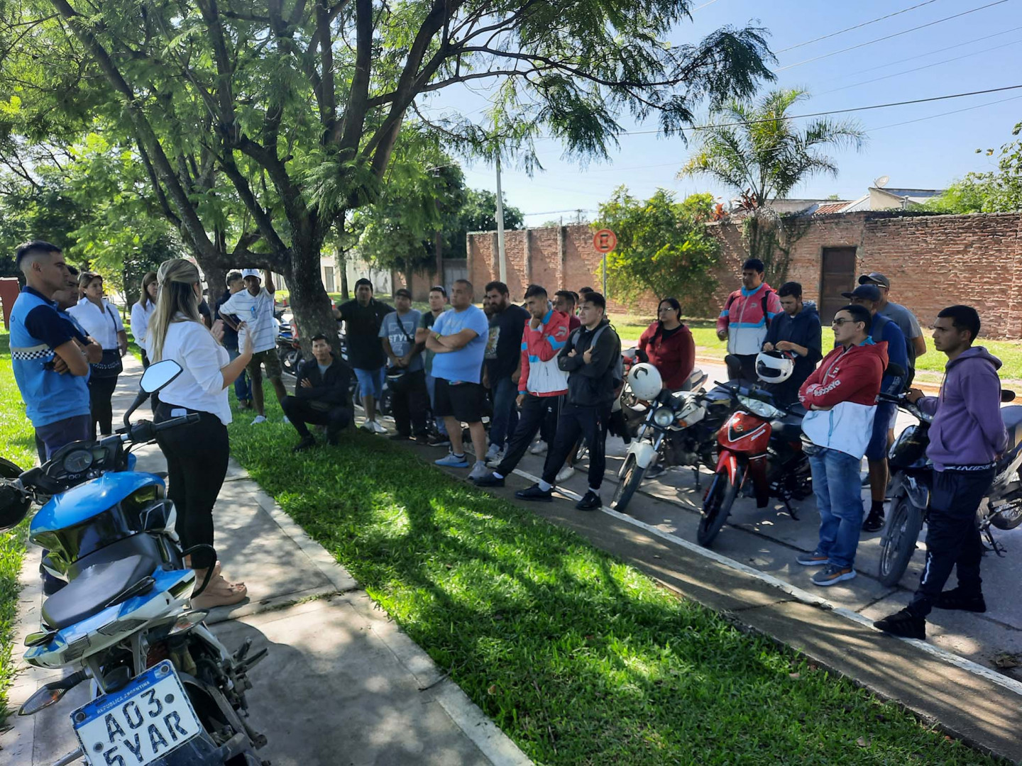 Conductores reciben una capacitación y cascos en la clínica de conducción segura de motos en la ciudad de Yerba Buena.