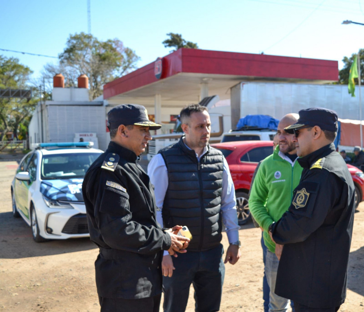 Representantes de la Subsecretaría de Seguridad Vial y de la Dirección General de Seguridad Vial de la Policía provincial, dialogan sobre el Operativo Integral de Seguridad Vial. 