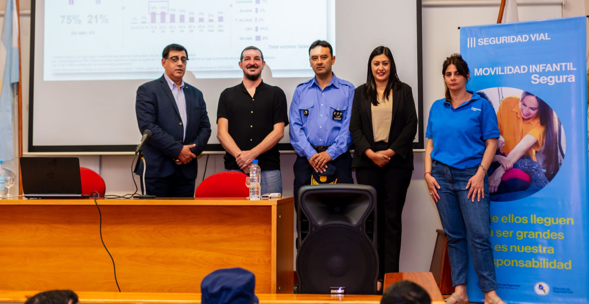 La Ministra de Seguridad, Fabiola Segura, el Director de Seguridad Vial, Sergio Leiva, el Subjefe de Policía, Víctor Sánchez y capacitadores de la ANSV, posan en el escenario donde se brindó una capacitación en distintas temáticas relacionadas con la seguridad vial.