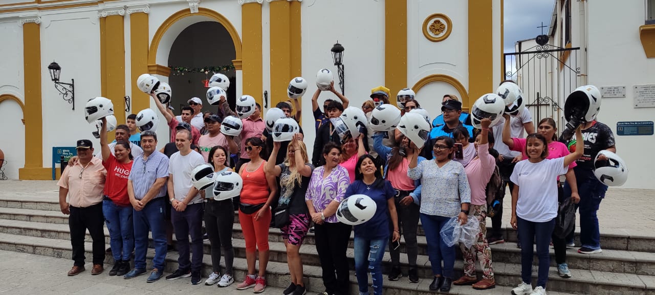 Motociclistas reciben cascos luego de participar de la clínica de conducción segura.