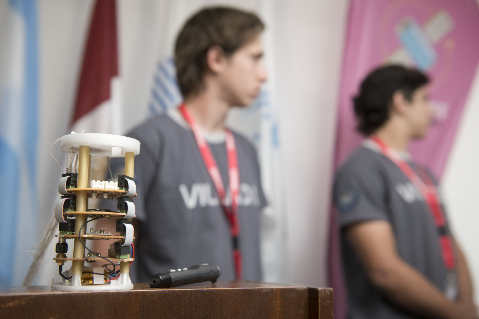 Estudiantes presentando su propuesta CANSAT