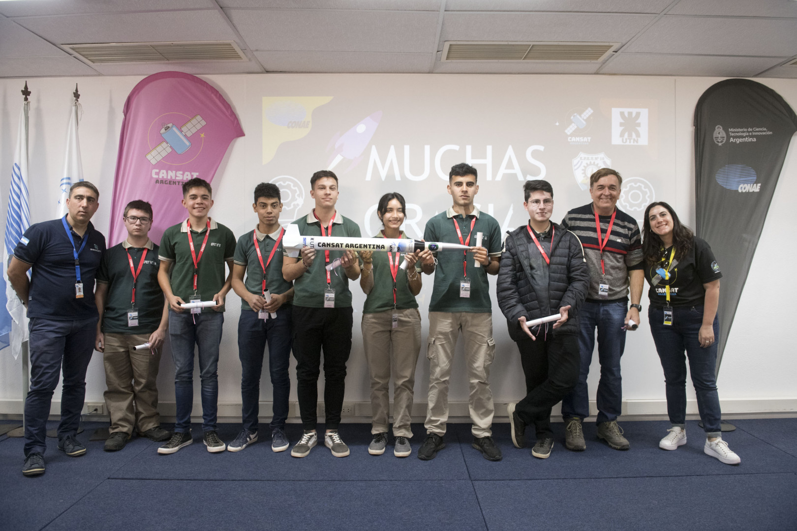 Estudiantes en el certamen CANSAT