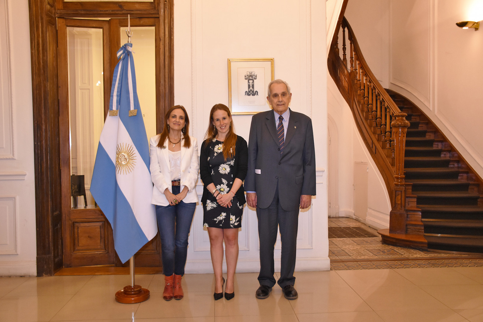 Titulares de los organismos posando junto a la bandera nacional