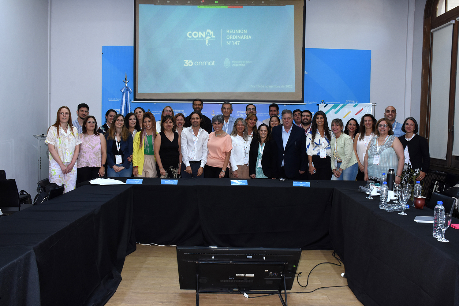 Las autoridades presentes en la última jornada posan para una fotografía grupal.