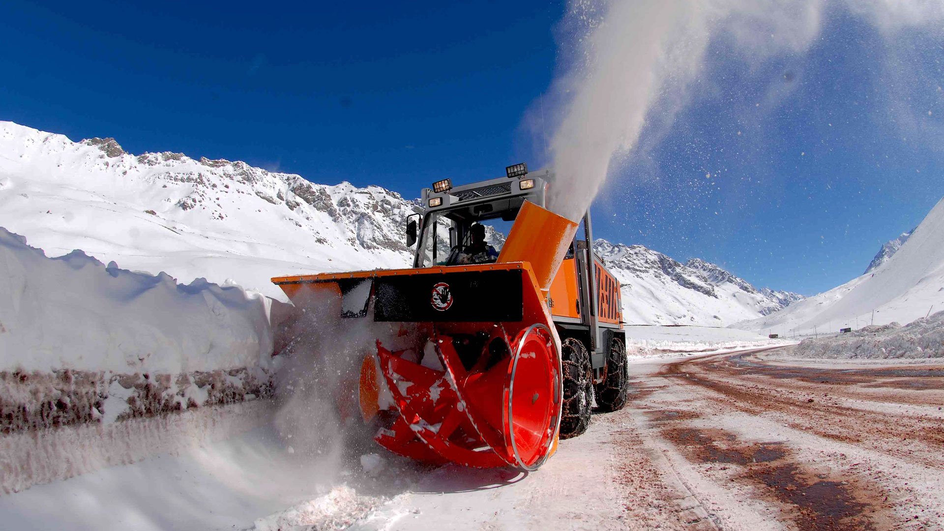 Limpieza de rutas con altas nevadas.