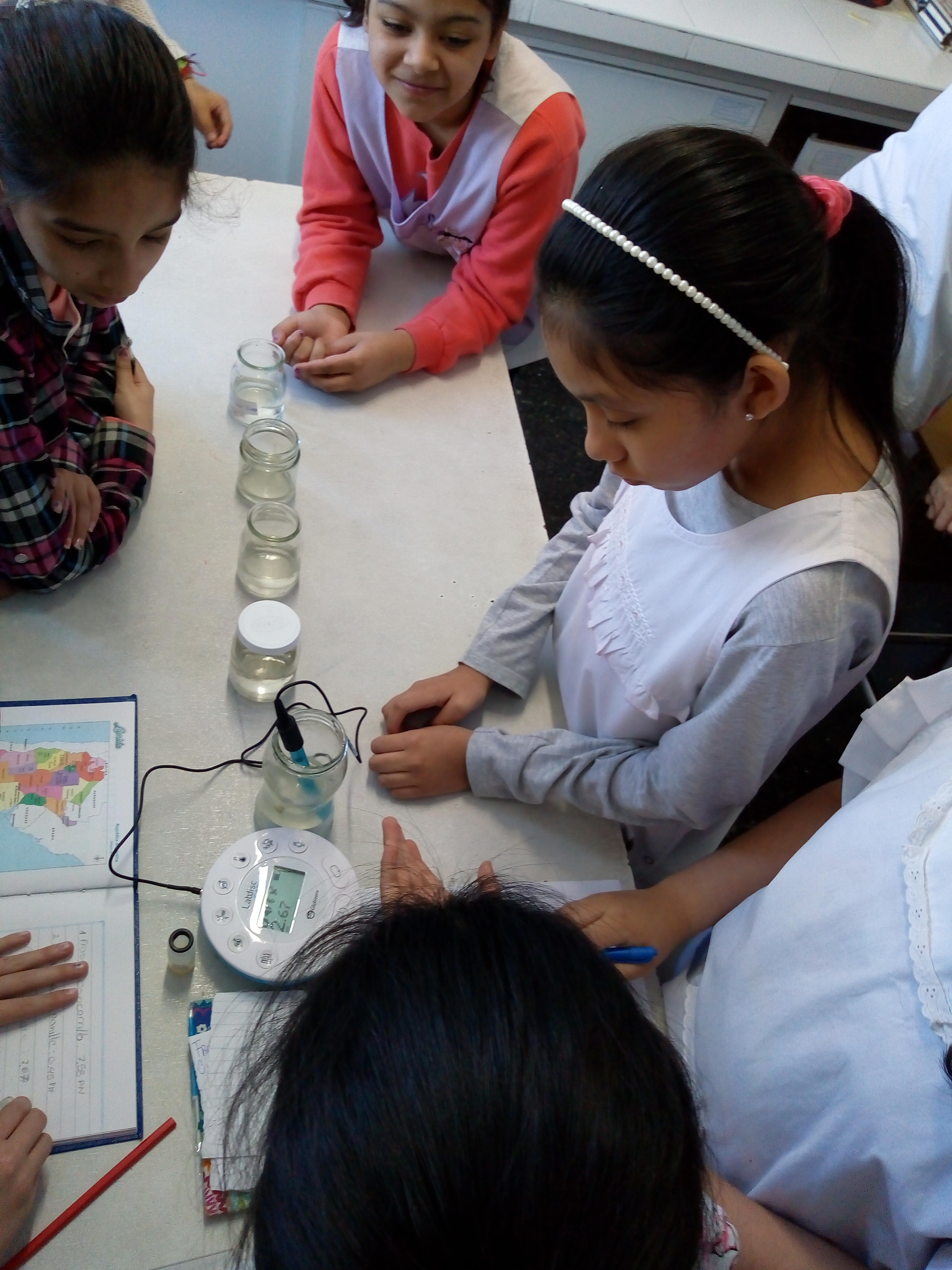 Estudiantes analizaron la potabilidad del agua de su escuela usando tecnología