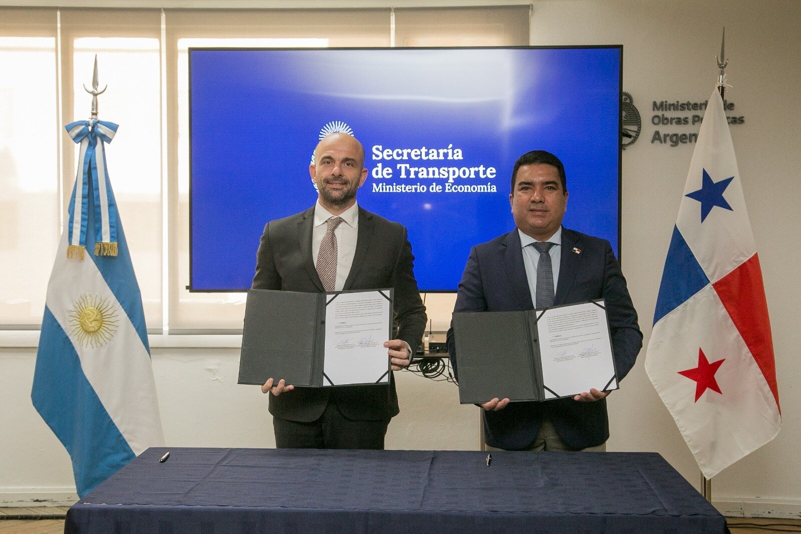 Argentina firma un acta de transporte aéreo con Panamá y sigue profundizando la política de apertura de cielos