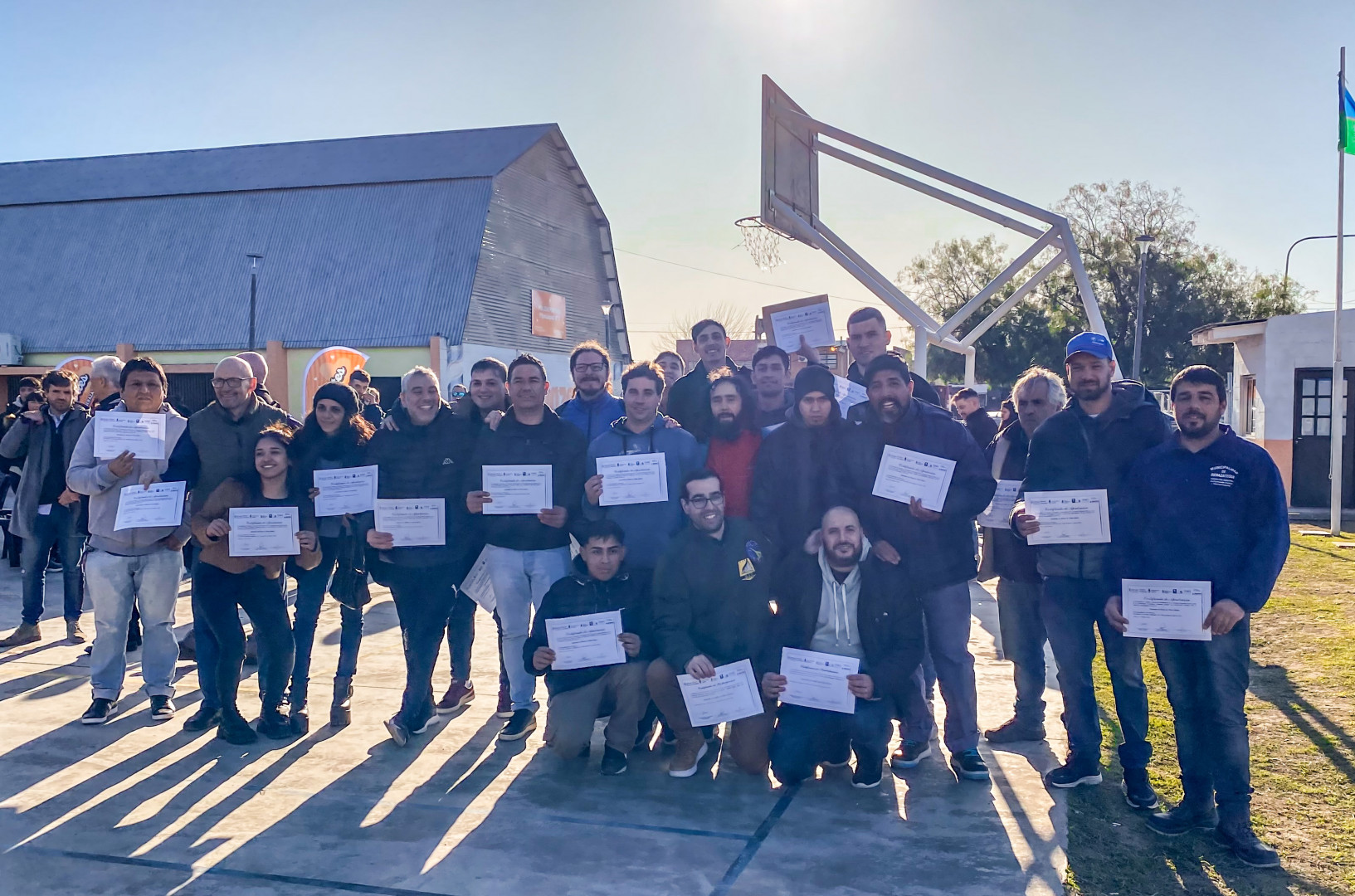 Algunos de las personas que realizaron el curso, al momento de la entrega de diploma