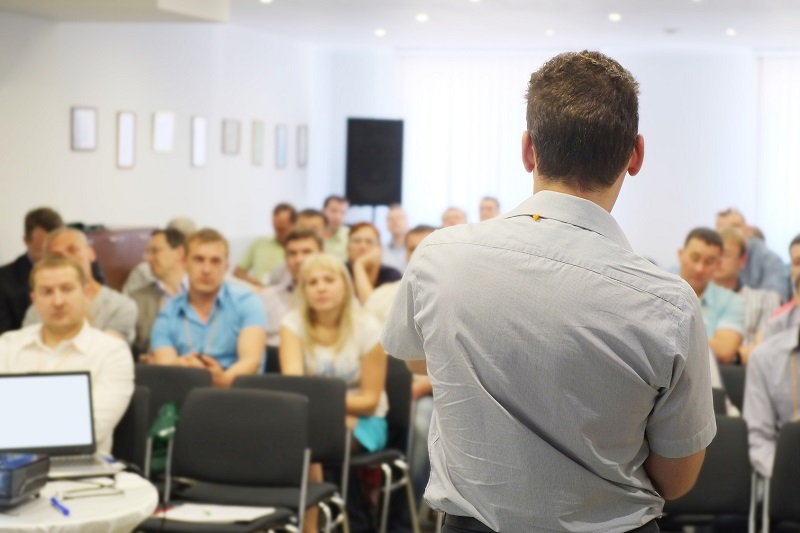 Imagen estudiantes en un aula.