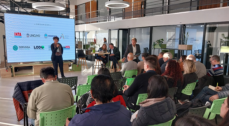  Analía Díaz Bruno, directora ejecutiva del NIC MicroBioTech – INTA, en la presentación del Ciclo de Bionegocios