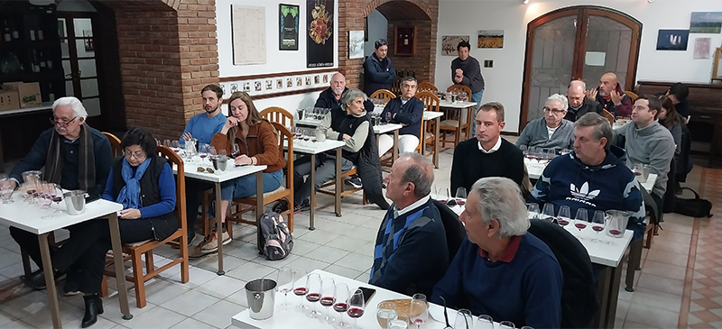 Representantes de la Bodega Tempus Alba y de otras que integran el Círculo Vero Malbec Plural, en la enoteca del INTA Mendoza.