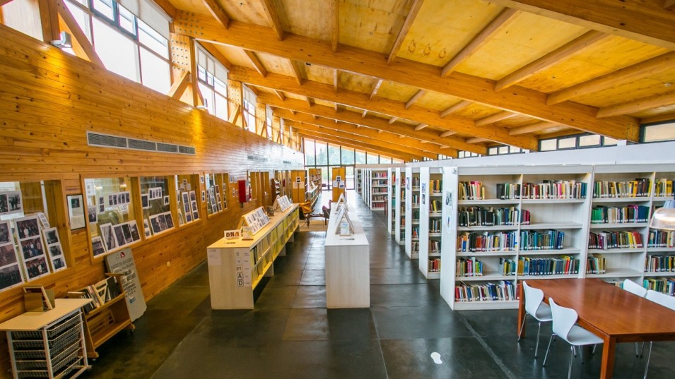 La biblioteca Leo Falicov de la CNEA está ubicada en el Centro Atómico Bariloche.