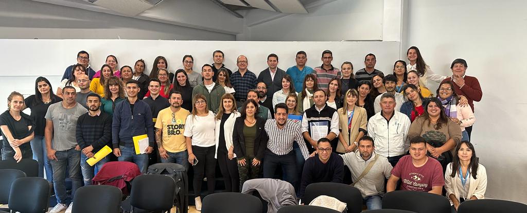 Un grupo de personas posa para la foto en un auditorio.