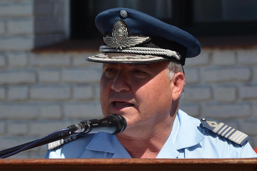 El director de Tránsito Aéreo Militar, comodoro José Oreglia, pronunciando las palabras alusivas