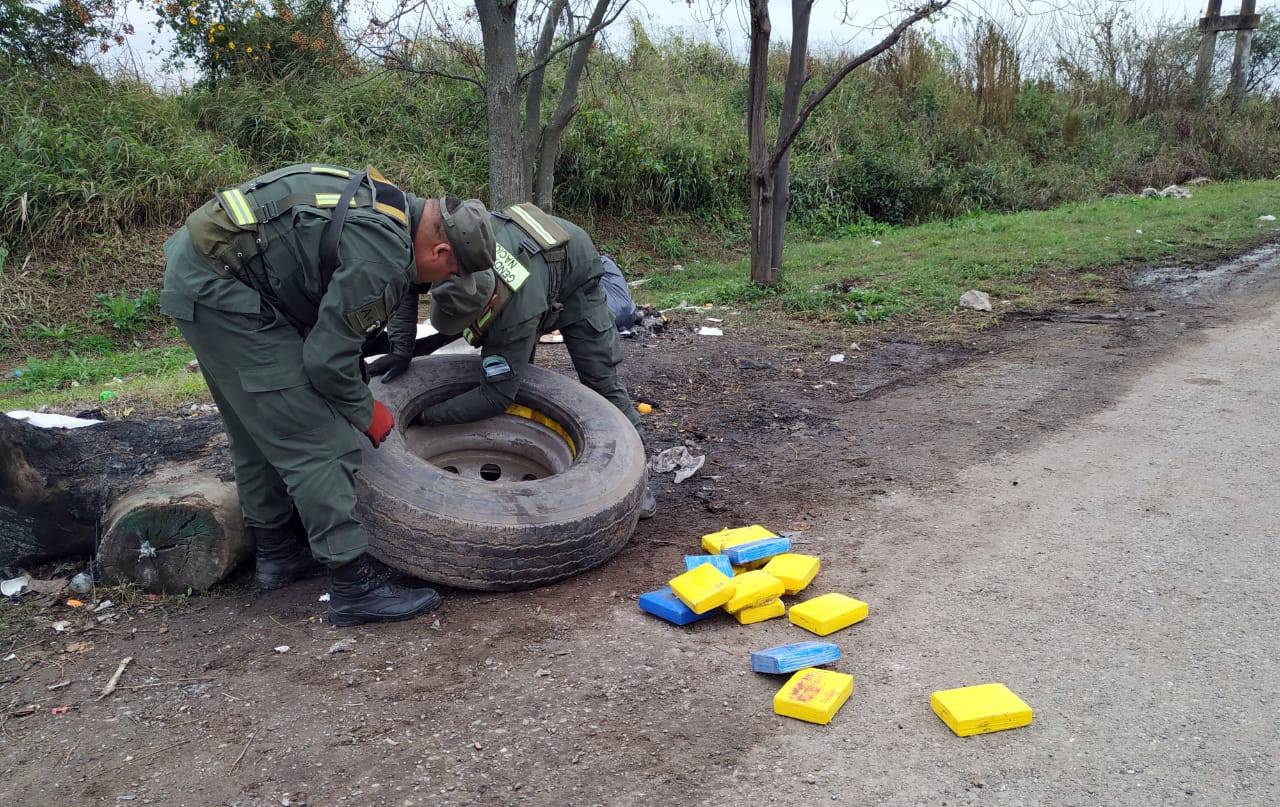 Droga oculta en neumáticos