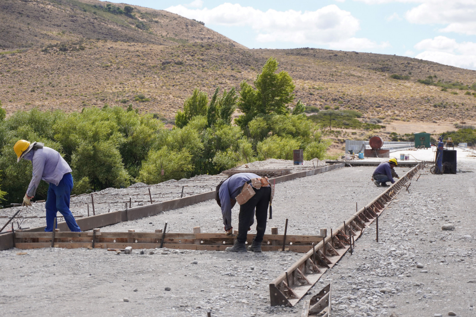 Obreros trabajando sobre el puente