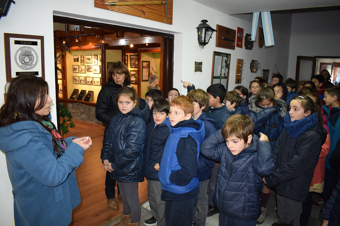 Cientos de alumnos recorren las salas del Museo de las Tropas de Montaña cada mes