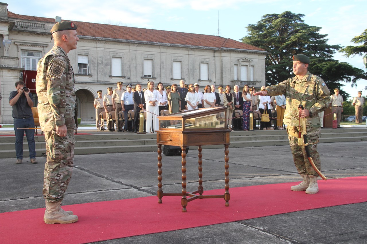 El general Pasqualini tomó juramento de fidelidad y respeto a la Constitución Nacional al nuevo Director General de Educación del Ejército