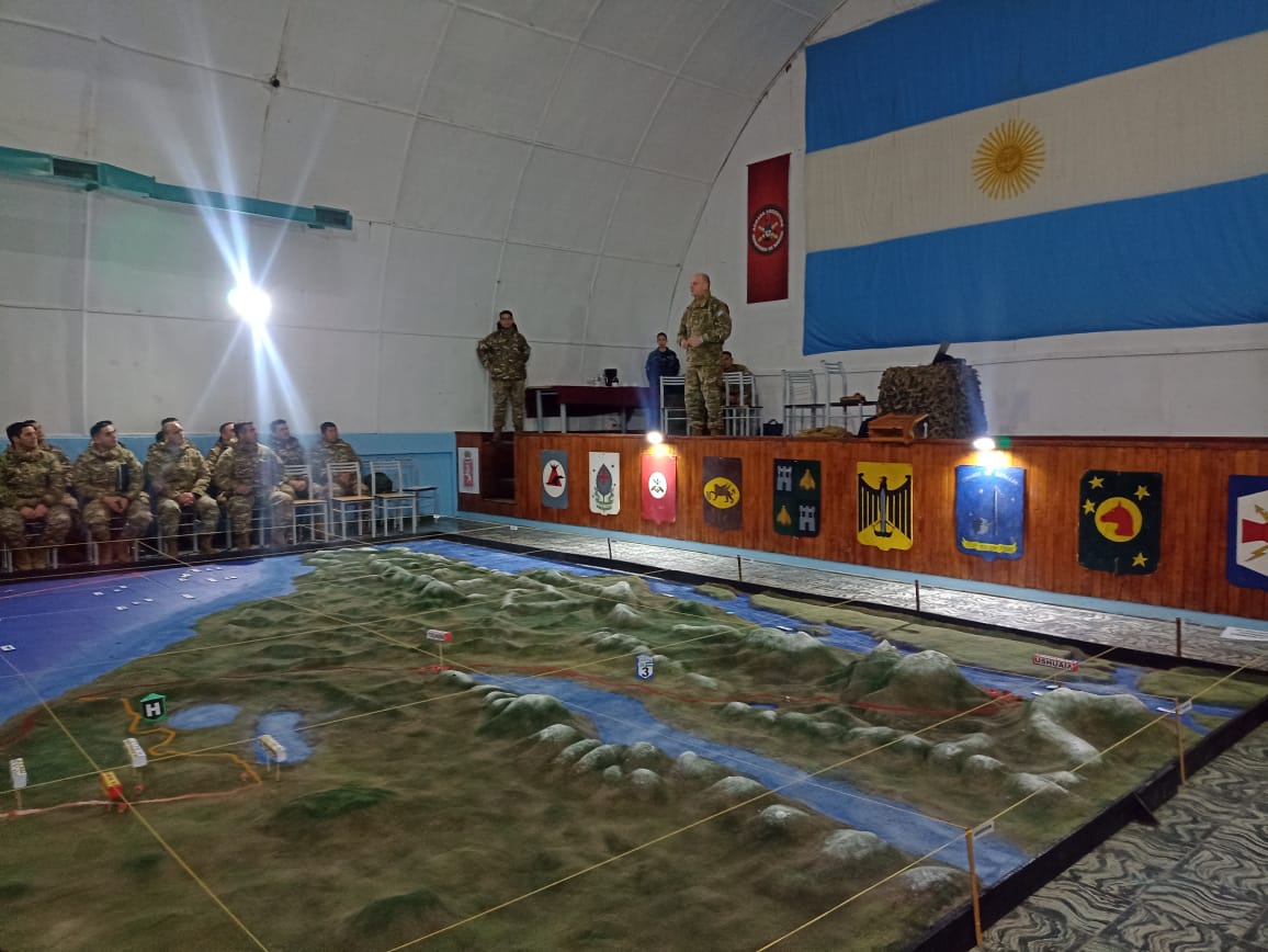 Impartición de la situación inicial del ejercicio a todos sus integrantes en la mesa de arena.