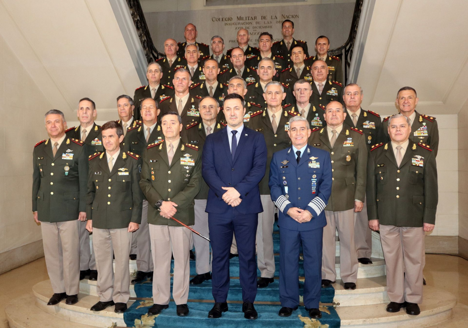 Los generales ascendidos posan junto al ministro de Defensa y al JEMCO.