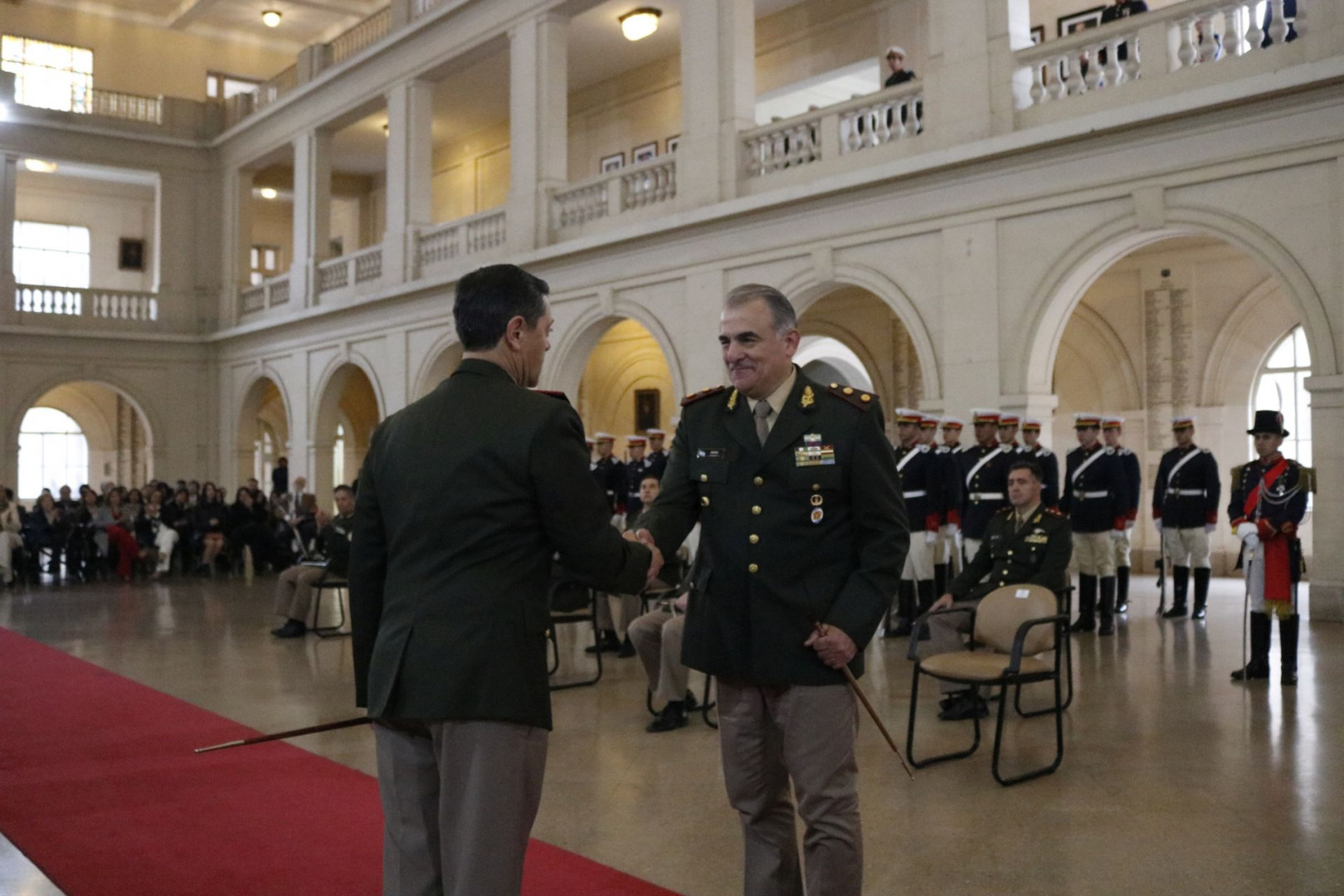 El general de brigada Sebastián Ibáñez recibe su bastón de manos del jefe del Ejército.