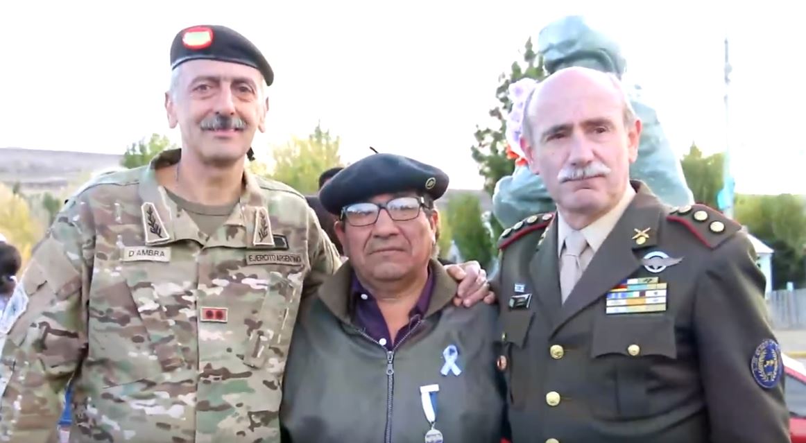 El general de brigada D´Ambra -comandante de la IXna Brigada Mecanizada-, junto al ex soldado VGM VGM Alfredo Nahuelquir y al coronel VGM Jorge Zanela -jefe del Departamento Veteranos de Guerra-.