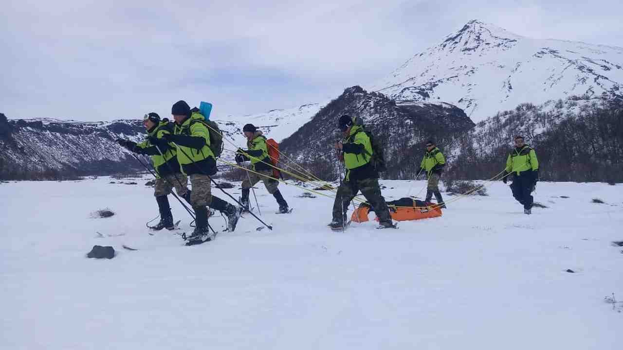 La patrulla de rescate del Regimiento de Infantería de Montaña 26 transporta a un andinista herido en una camilla sked, apta para el transporte por piedra o nieve.