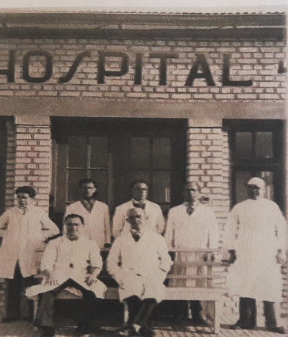 El primer director del hospital de COMFERPET y su personal en 1931