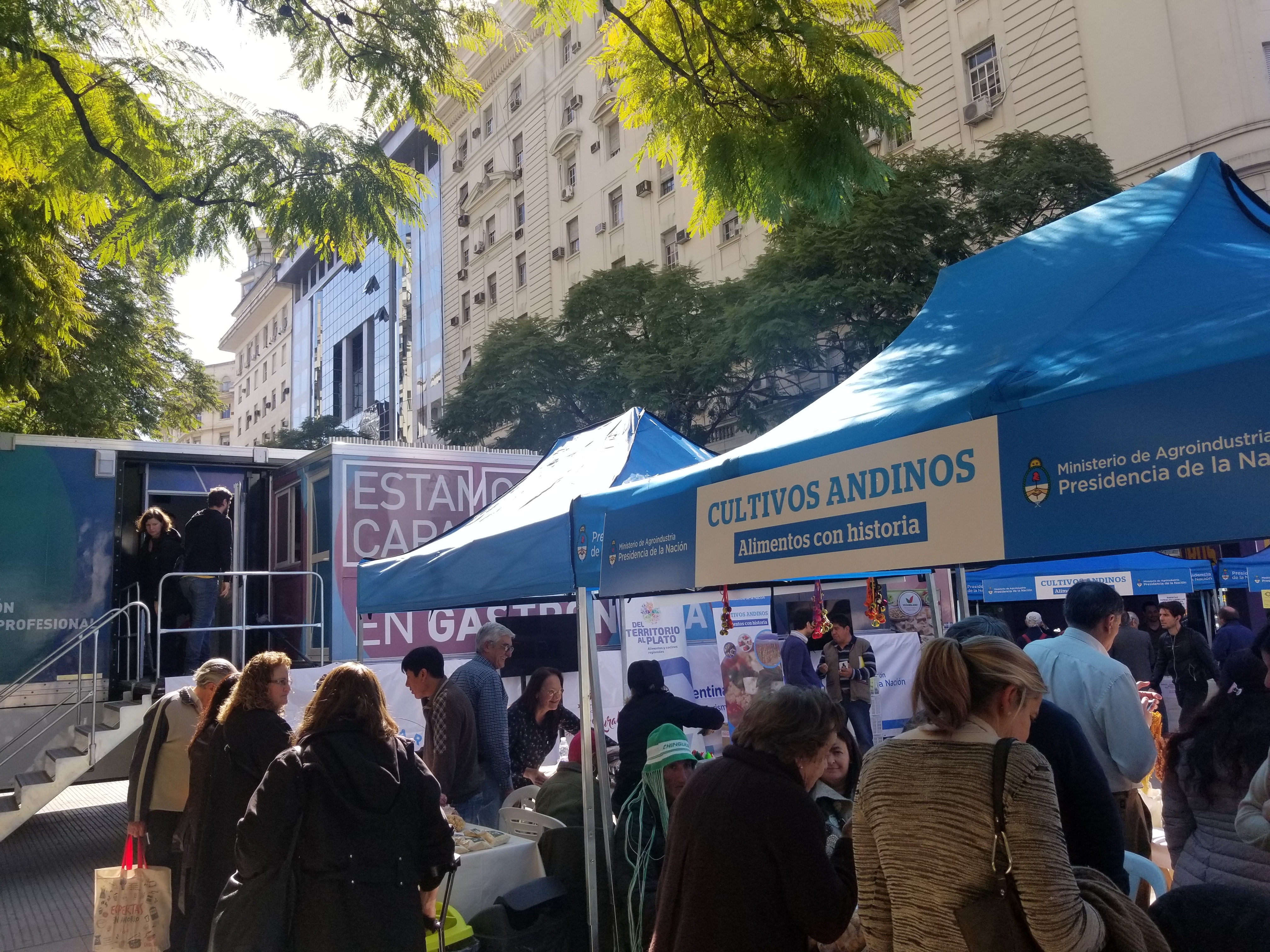 Semana de los cultivos andinos -exhibición y ATM en El Obelisco